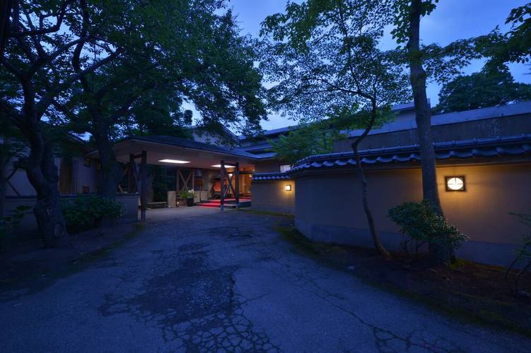 鸣子温泉 · 屋那吉诺悠雅多塔库海德酒店（2019）预订指南 在悄然流逝的时光里，寻一方汤治之宿